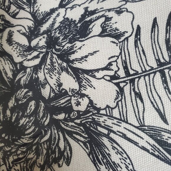 NWT Crabtree Table Runner Black & White 100% Cotton Toile 72x12" French Floral - Picture 6 of 7